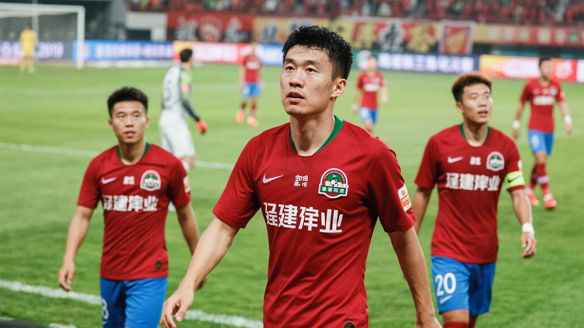 上海申花险胜表现乏力，筛子般的海港难挡失利